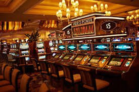batman link မိုဘိုင်းအက်ပ် ဖုန်းတွင် Casino ကစားနေသောမြင်ကွင်း
